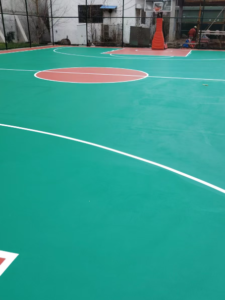 新邱 球场长期使用易出现地面开裂